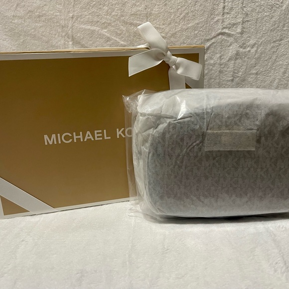 MK Jet Set Charm Small
Pebbled Leather
Crossbody Bag - Picture 8 of 11